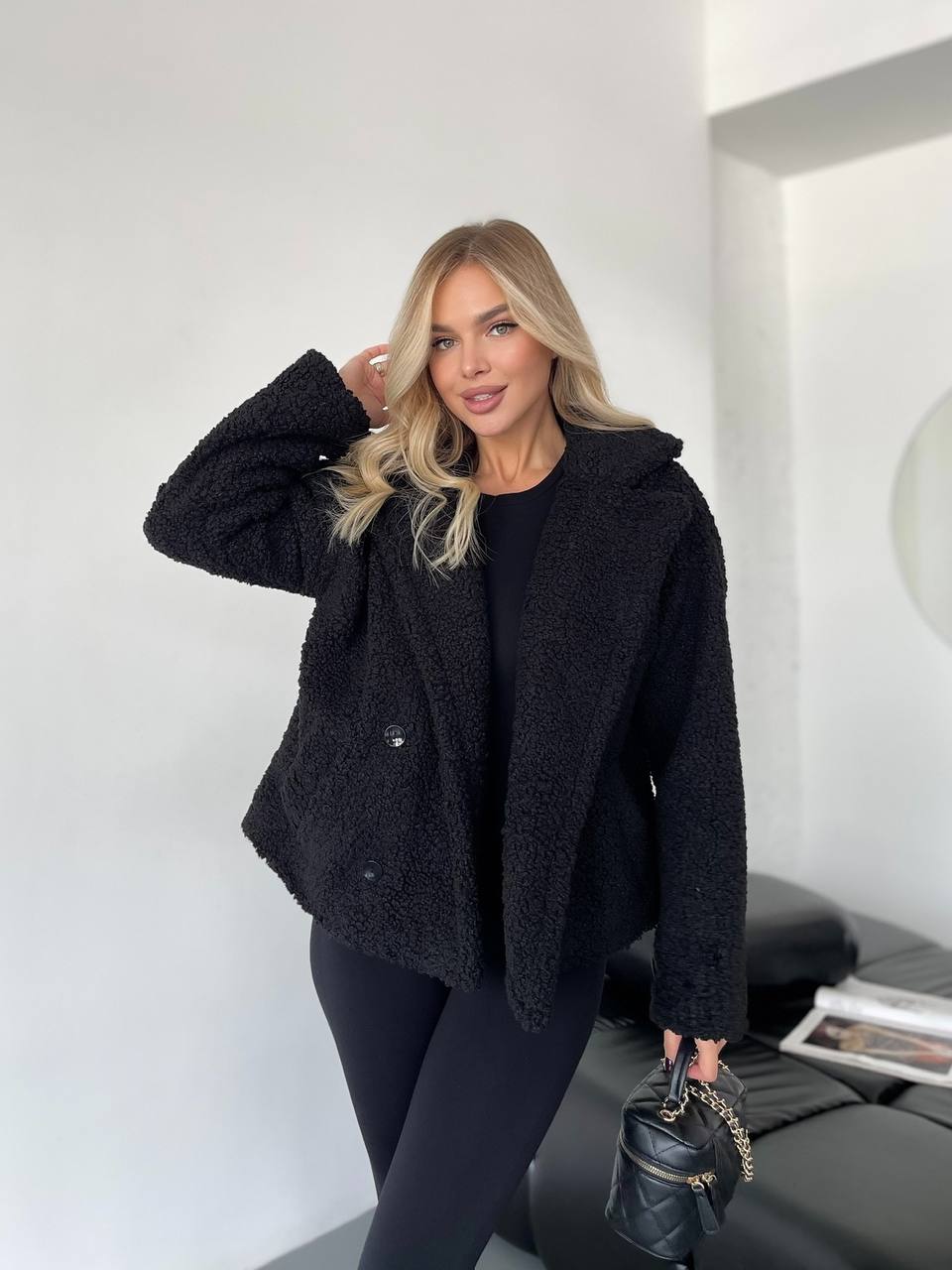 Жіноча коротка шуба-куртка з букле чорного кольору 35405