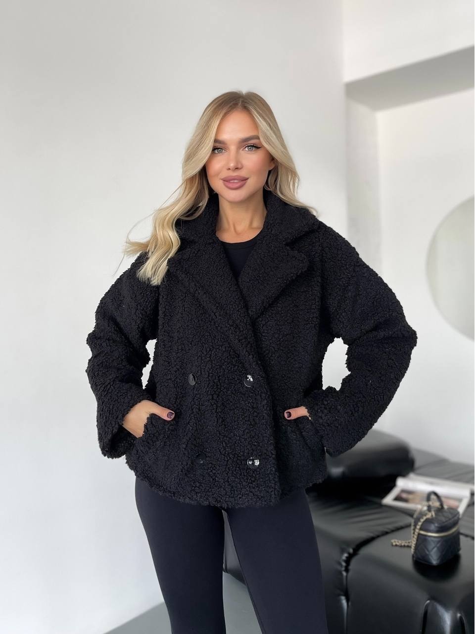 Жіноча коротка шуба-куртка з букле чорного кольору 35405