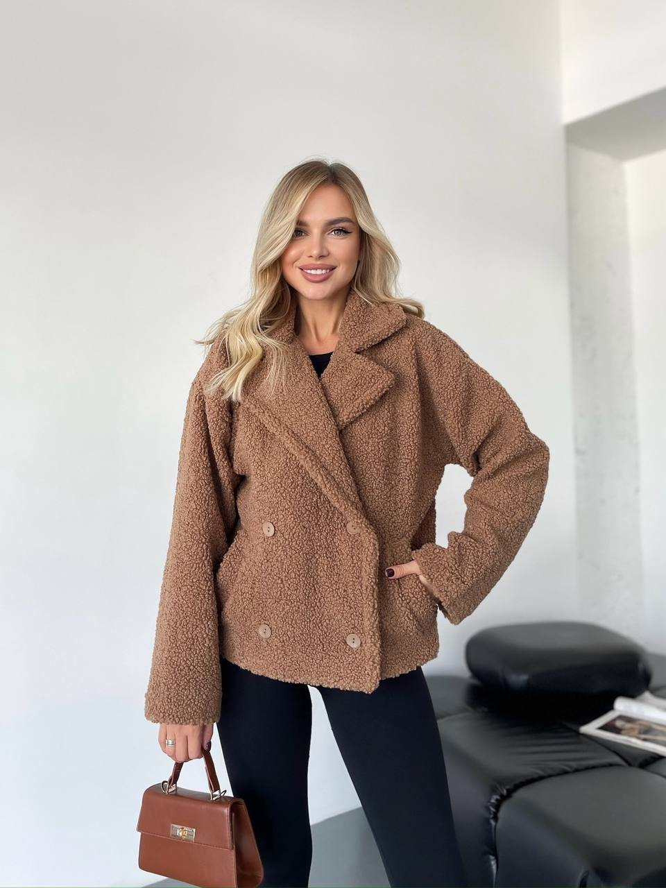 Жіноча коротка шуба-куртка з букле кавового кольору 35407