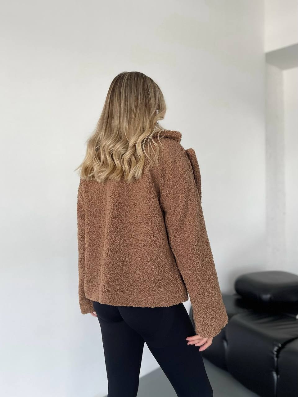 Жіноча коротка шуба-куртка з букле кавового кольору 35407