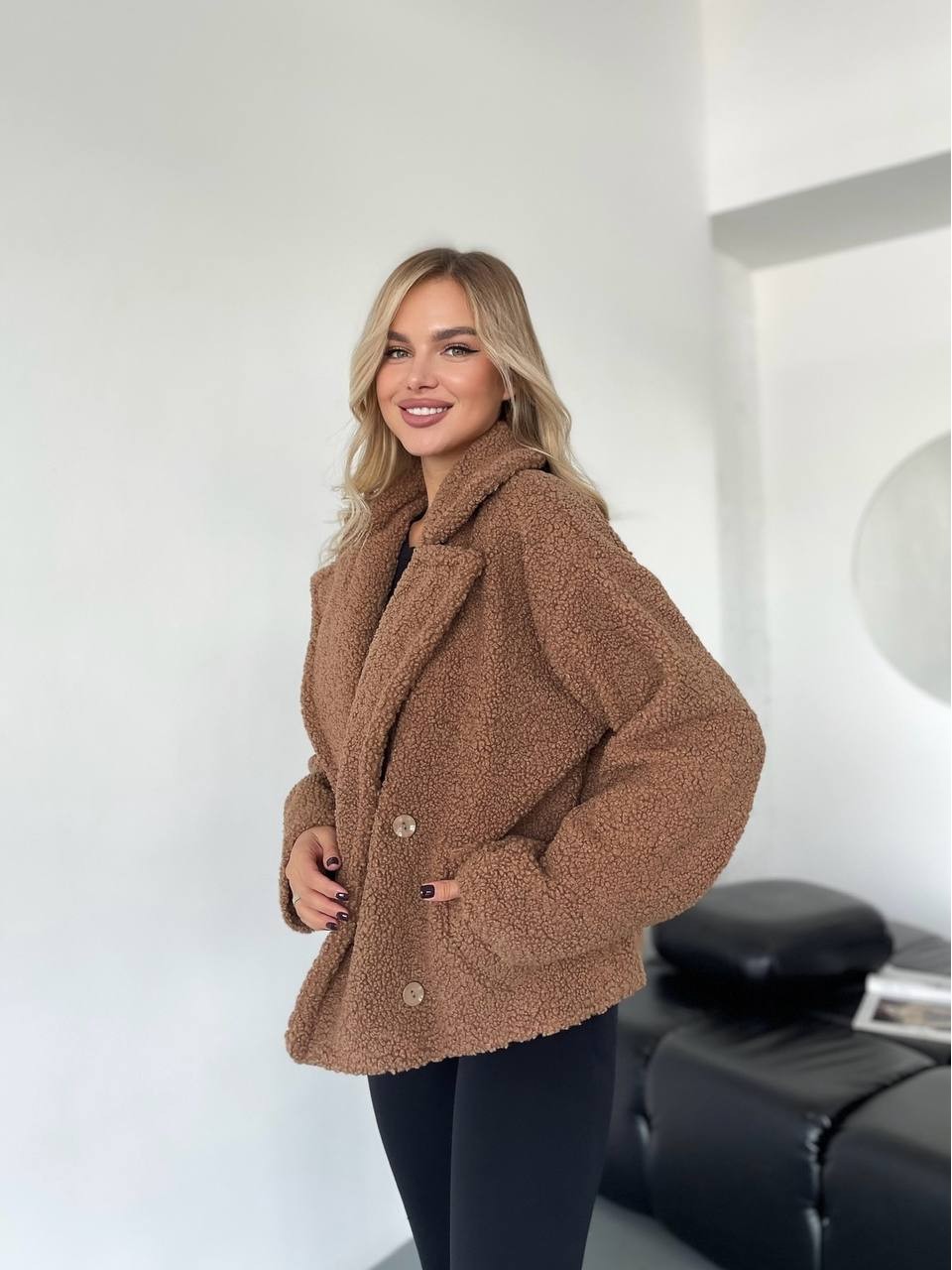 Жіноча коротка шуба-куртка з букле кавового кольору 35407
