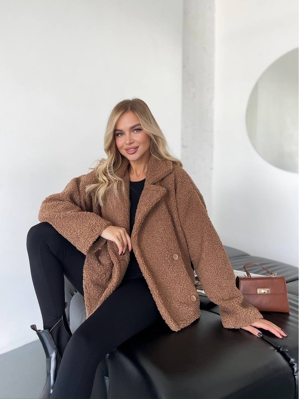 Жіноча коротка шуба-куртка з букле кавового кольору 35407