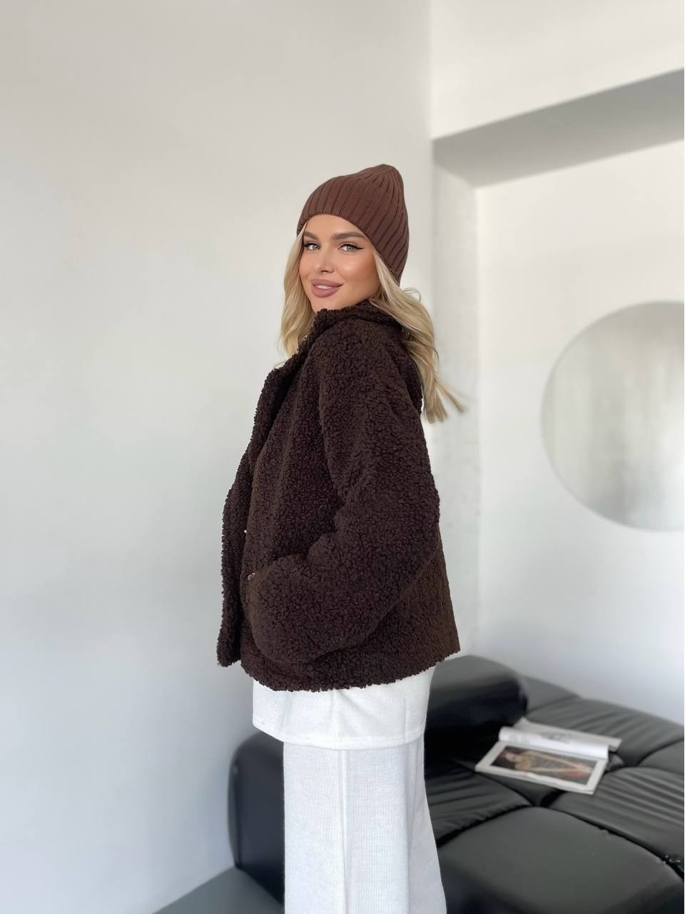 Жіноча коротка шуба-куртка з букле коричневого кольору 35406