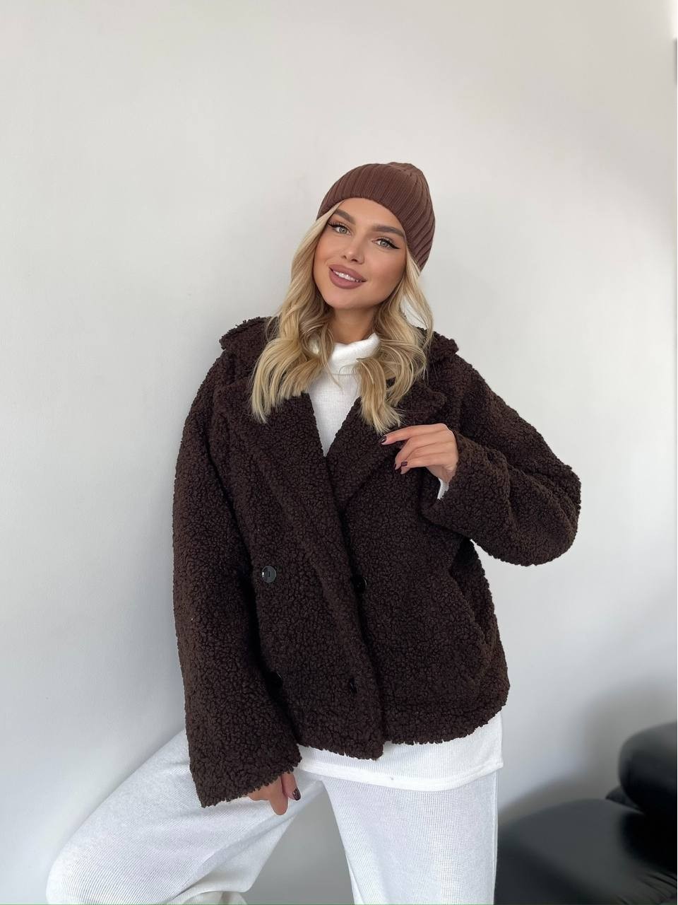 Жіноча коротка шуба-куртка з букле коричневого кольору 35406