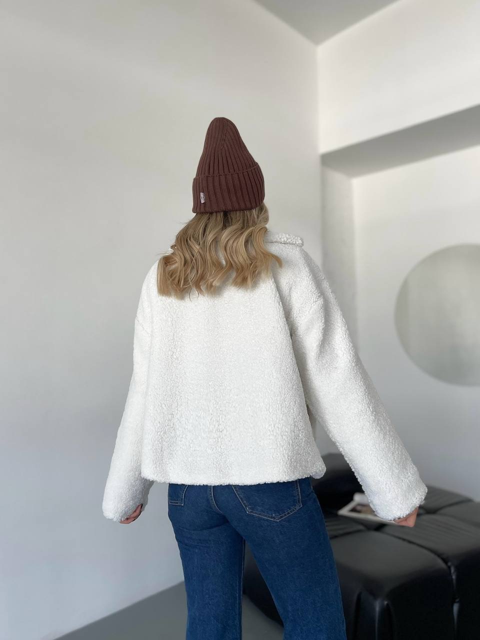 Жіноча коротка шуба-куртка з букле молочного кольору 35404