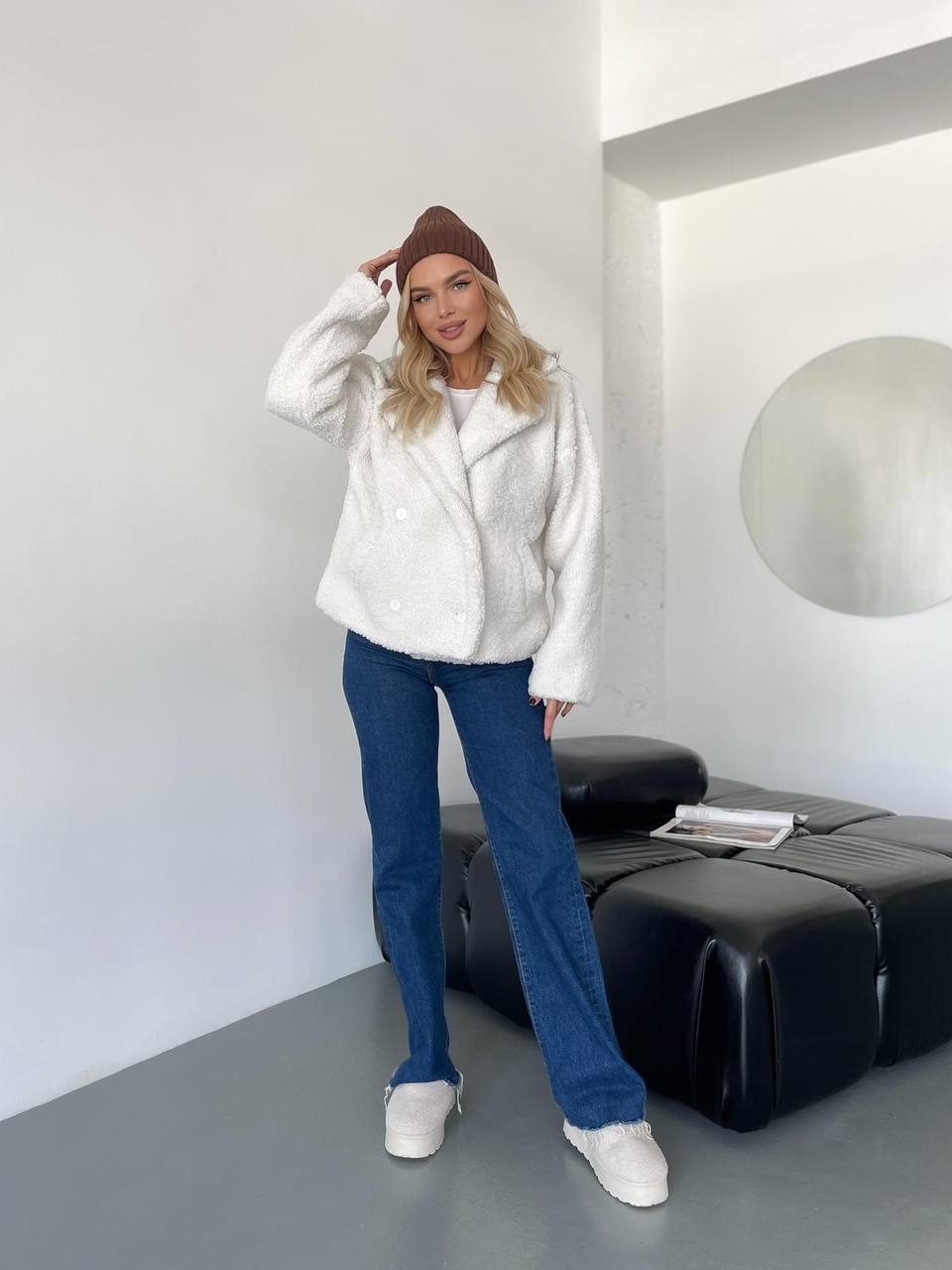 Жіноча коротка шуба-куртка з букле молочного кольору 35404