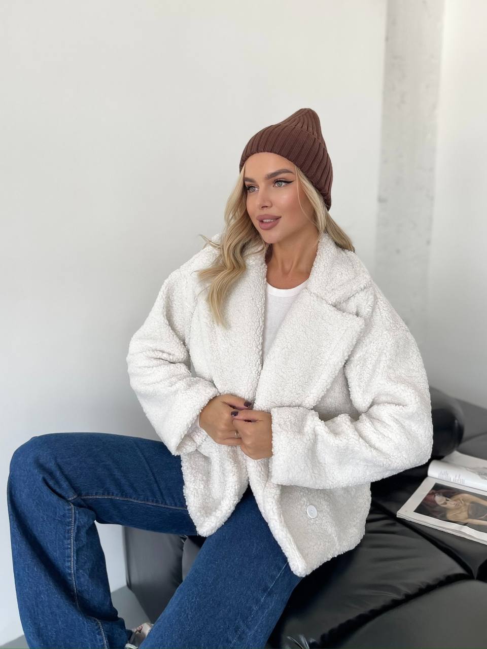 Жіноча коротка шуба-куртка з букле молочного кольору 35404