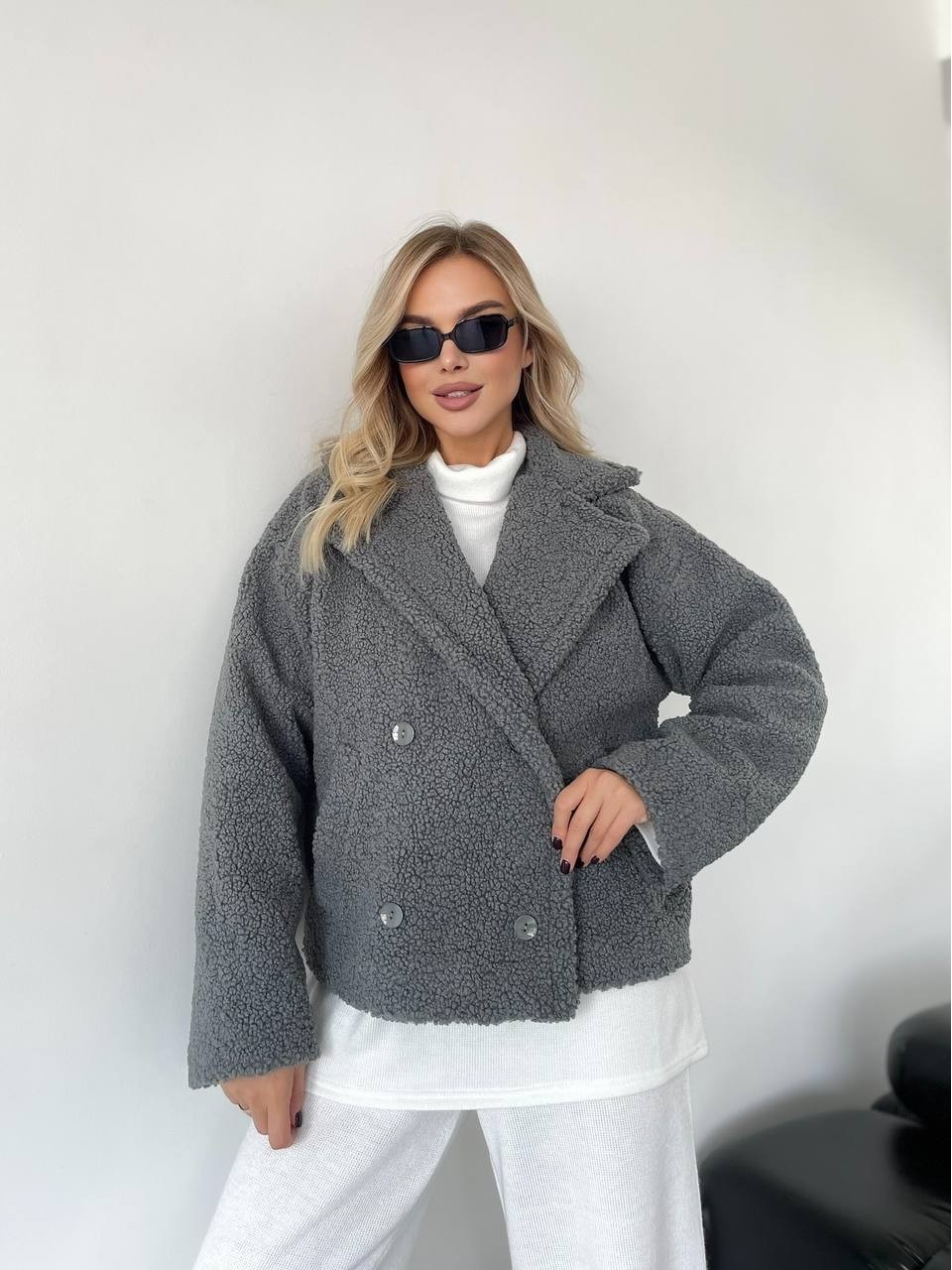 Жіноча коротка шуба-куртка з букле сiрого кольору 35408