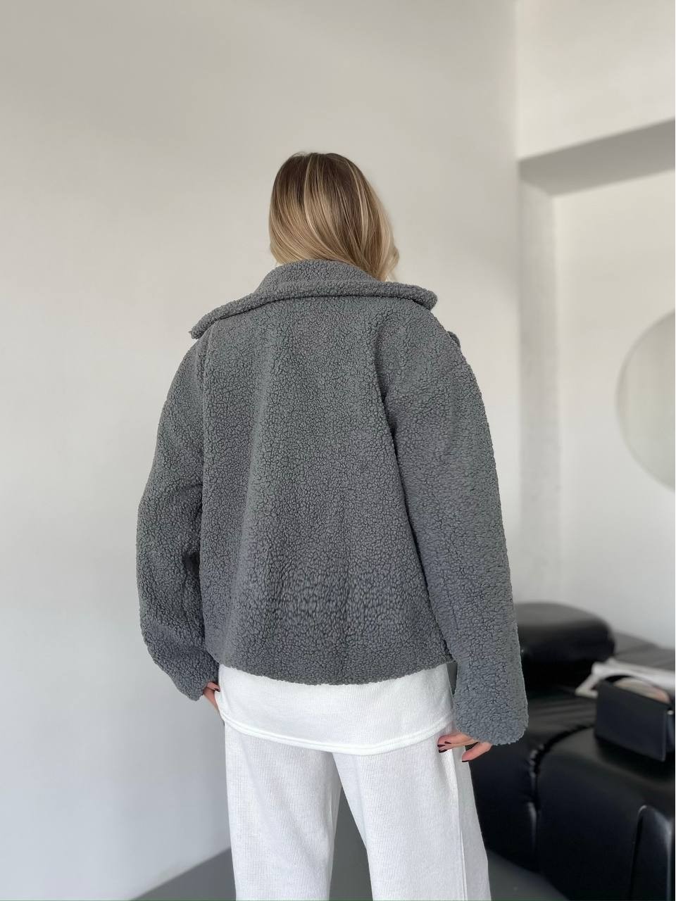 Жіноча коротка шуба-куртка з букле сiрого кольору 35408