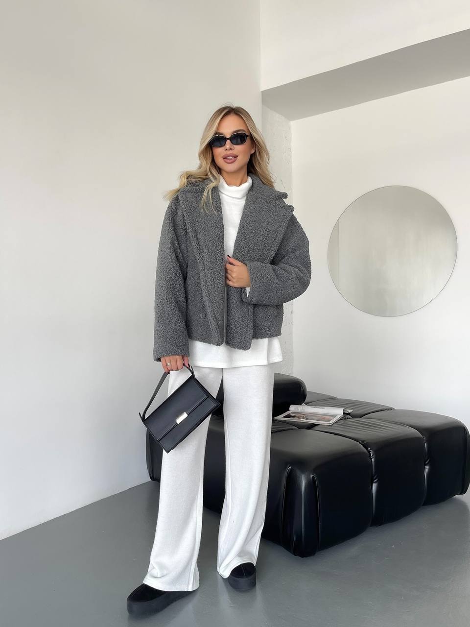 Жіноча коротка шуба-куртка з букле сiрого кольору 35408