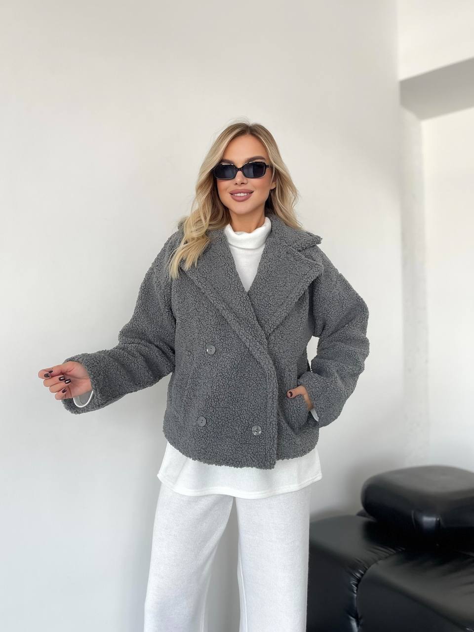 Жіноча коротка шуба-куртка з букле сiрого кольору 35408