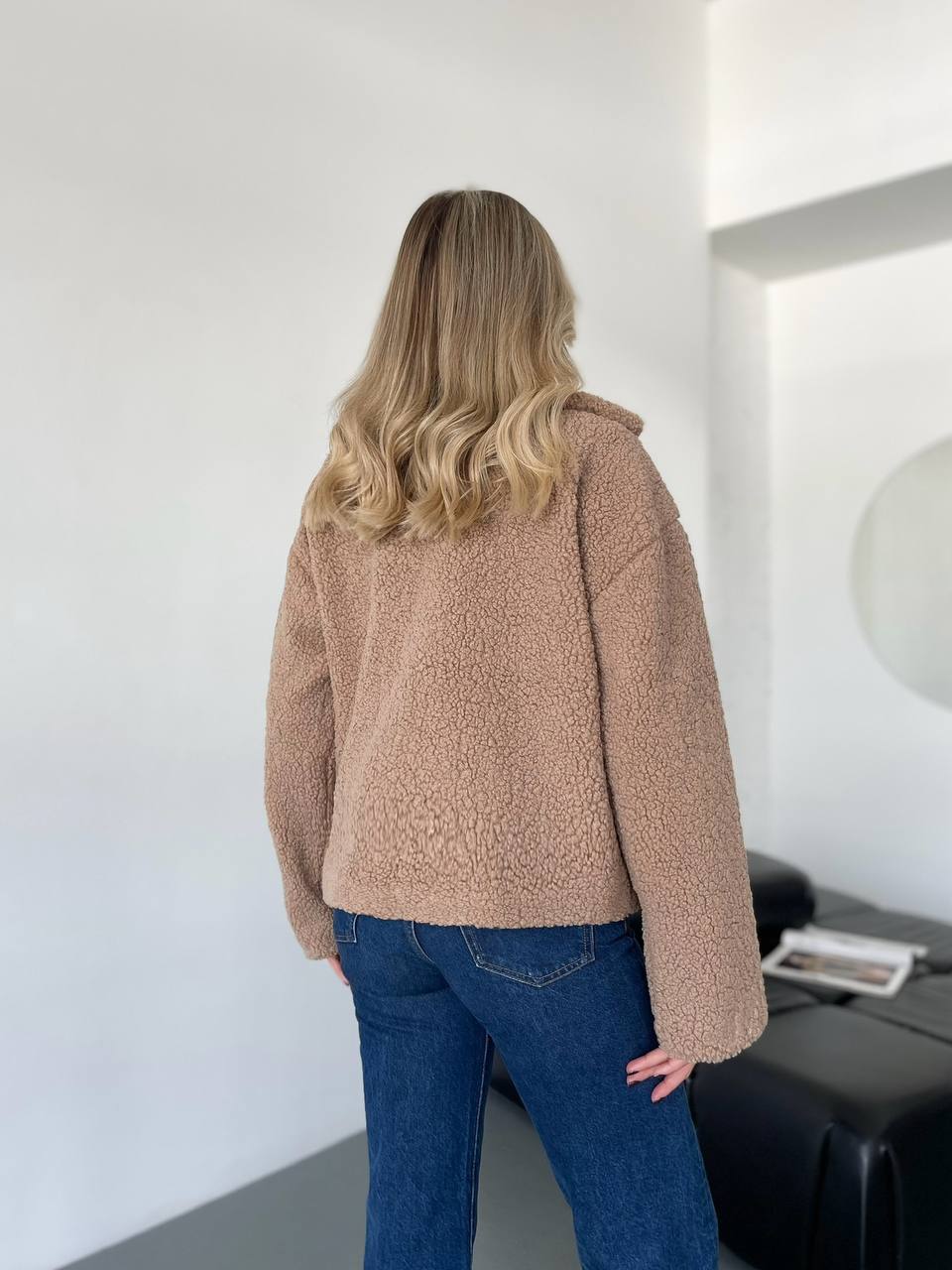 Жіноча коротка шуба-куртка з букле бежевого кольору 35403