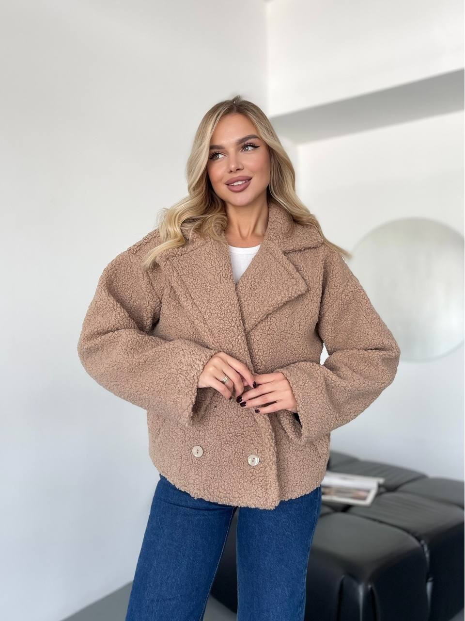 Жіноча коротка шуба-куртка з букле бежевого кольору 35403