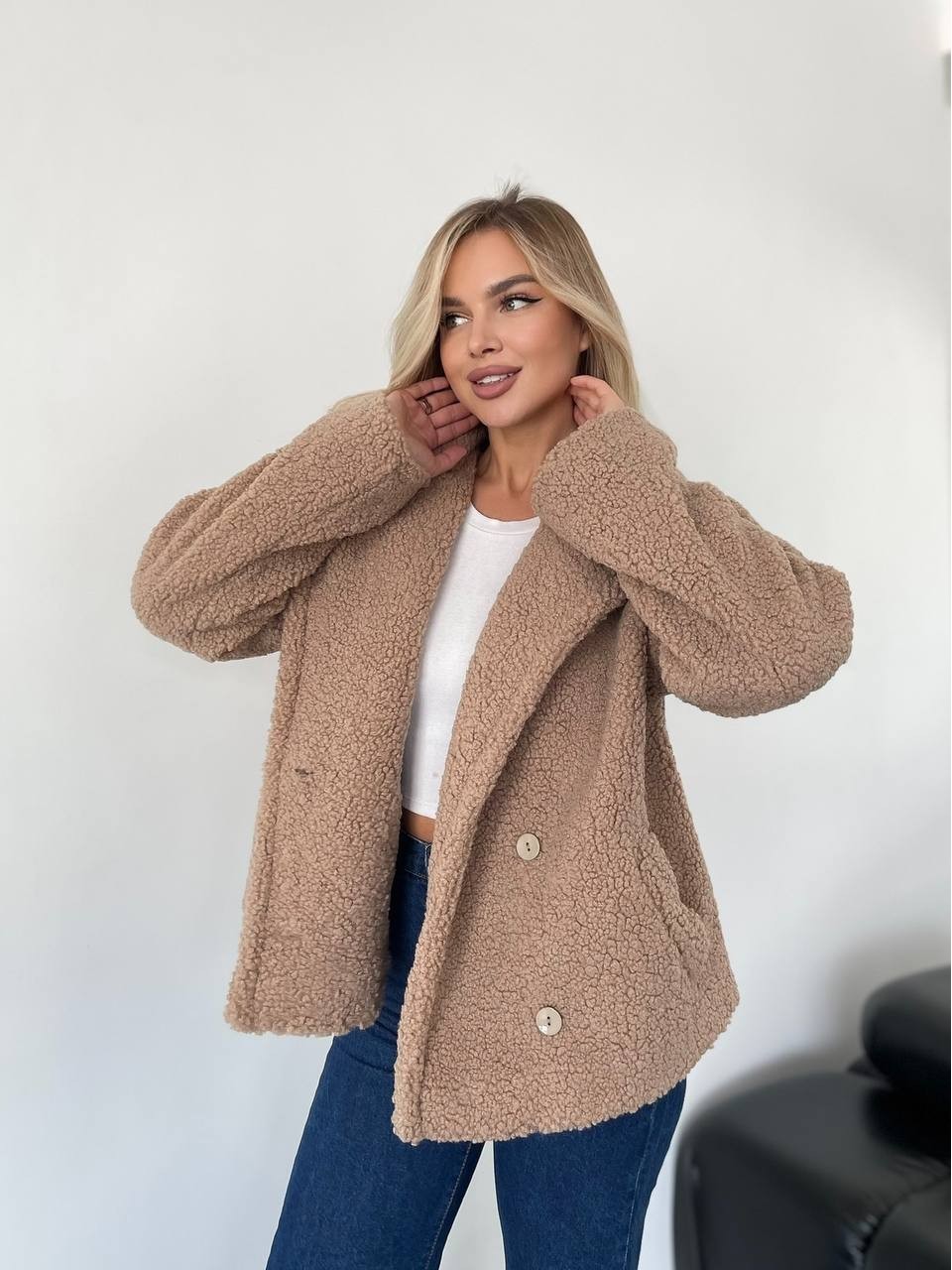 Жіноча коротка шуба-куртка з букле бежевого кольору 35403