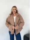 Жіноча коротка шуба-куртка з букле бежевого кольору 35403