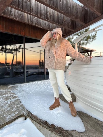 Жіноча коротка шуба з букле бежевого кольору 35598