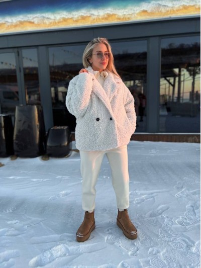 Жіноча коротка шуба з букле молочного кольору 35599