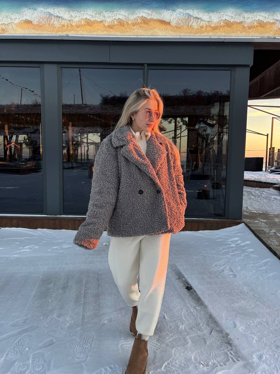 Жіноча коротка шуба з букле сiрого кольору 35600