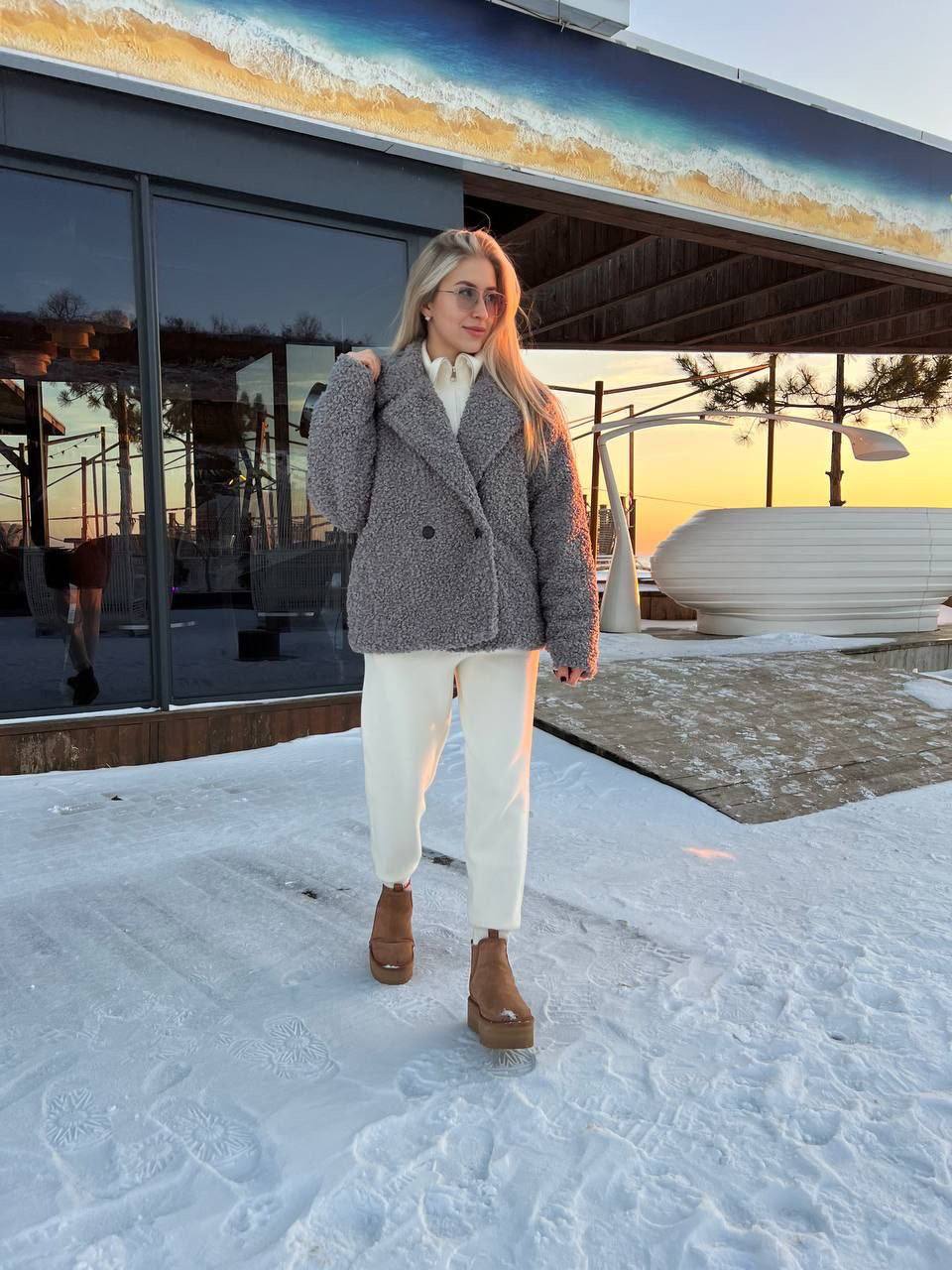 Жіноча коротка шуба з букле сiрого кольору 35600