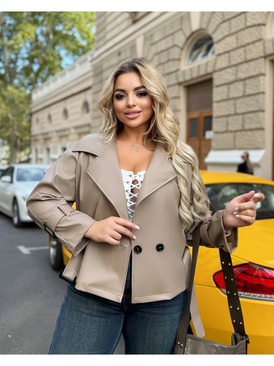 Жіноча куртка-косуха з еко-шкіри бежевого кольору 34640