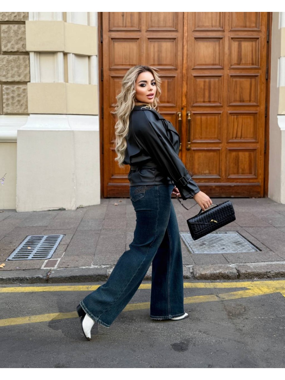 Жіноча куртка-косуха з еко-шкіри чорного кольору 34639