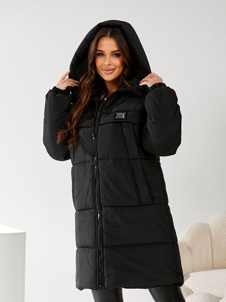 Жіноча куртка стьобана з капюшоном чорного кольору 34497