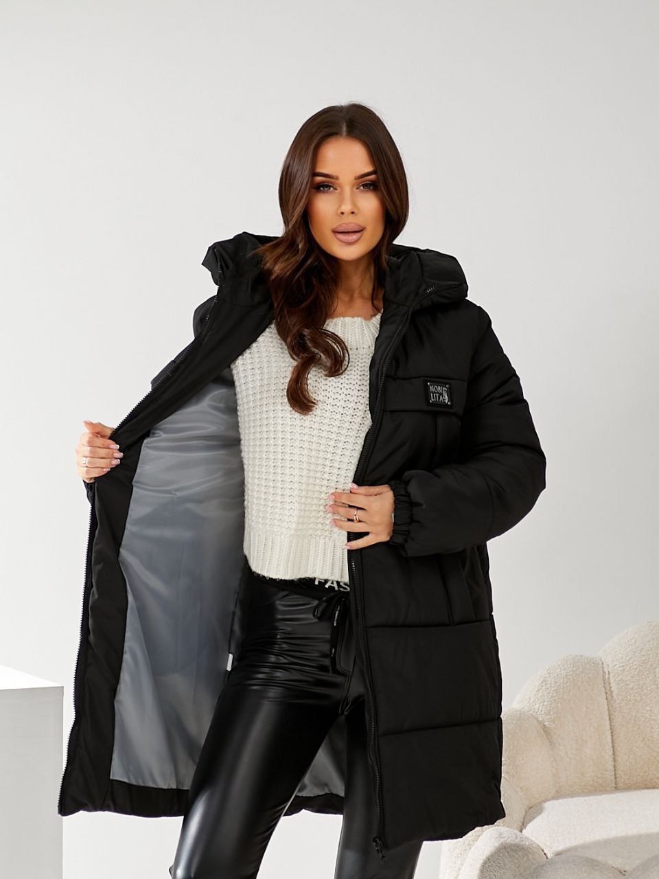 Жіноча куртка стьобана з капюшоном чорного кольору 34497