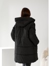 Жіноча куртка стьобана з капюшоном чорного кольору 34497