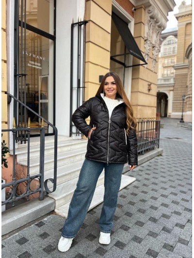 Жіноча куртка стьобана з капюшоном чорного кольору 35693