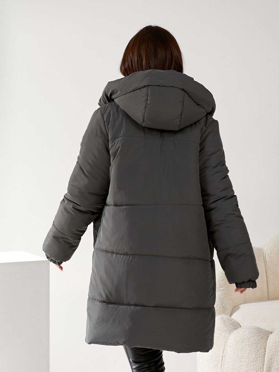 Жіноча куртка стьобана з капюшоном графiтового кольору 34498