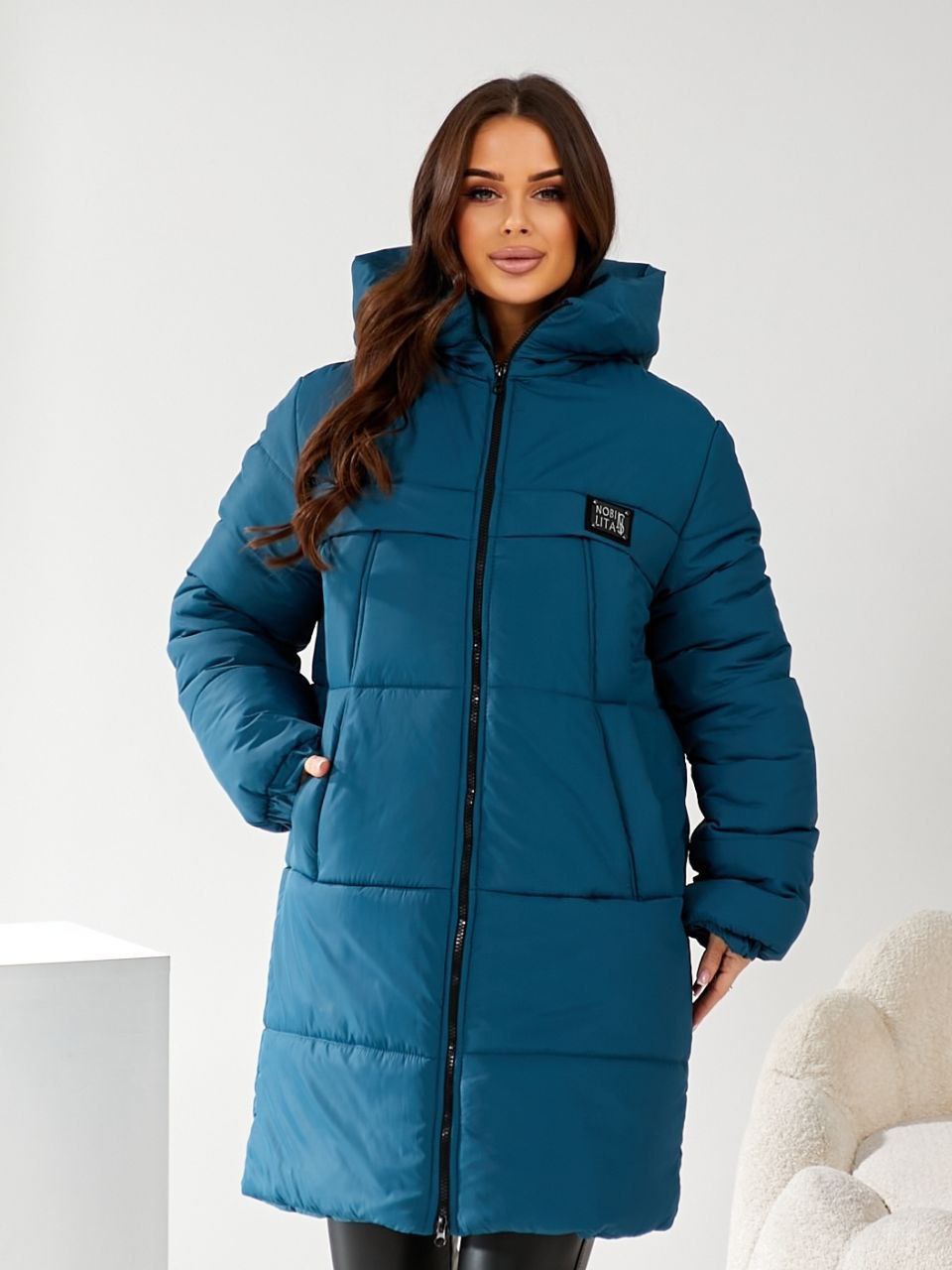 Жіноча куртка стьобана з капюшоном кольору морської хвилі 34501