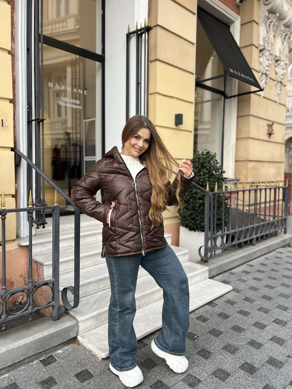 Жіноча куртка стьобана з капюшоном коричневого кольору 35695