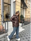 Жіноча куртка стьобана з капюшоном коричневого кольору 35695