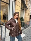 Жіноча куртка стьобана з капюшоном коричневого кольору 35695