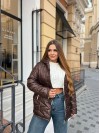 Жіноча куртка стьобана з капюшоном коричневого кольору 35695