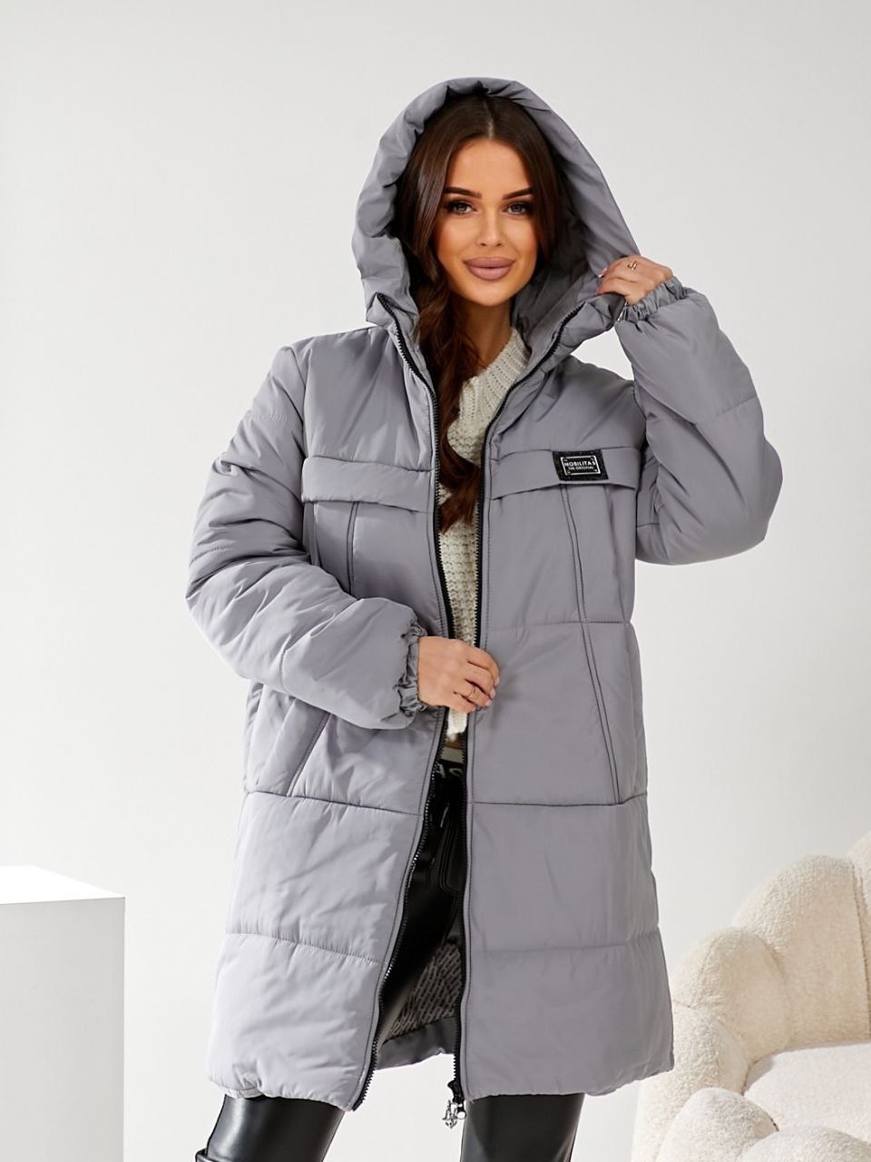 Жіноча куртка стьобана з капюшоном сiрого кольору 34499