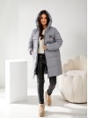 Жіноча куртка стьобана з капюшоном сiрого кольору 34499