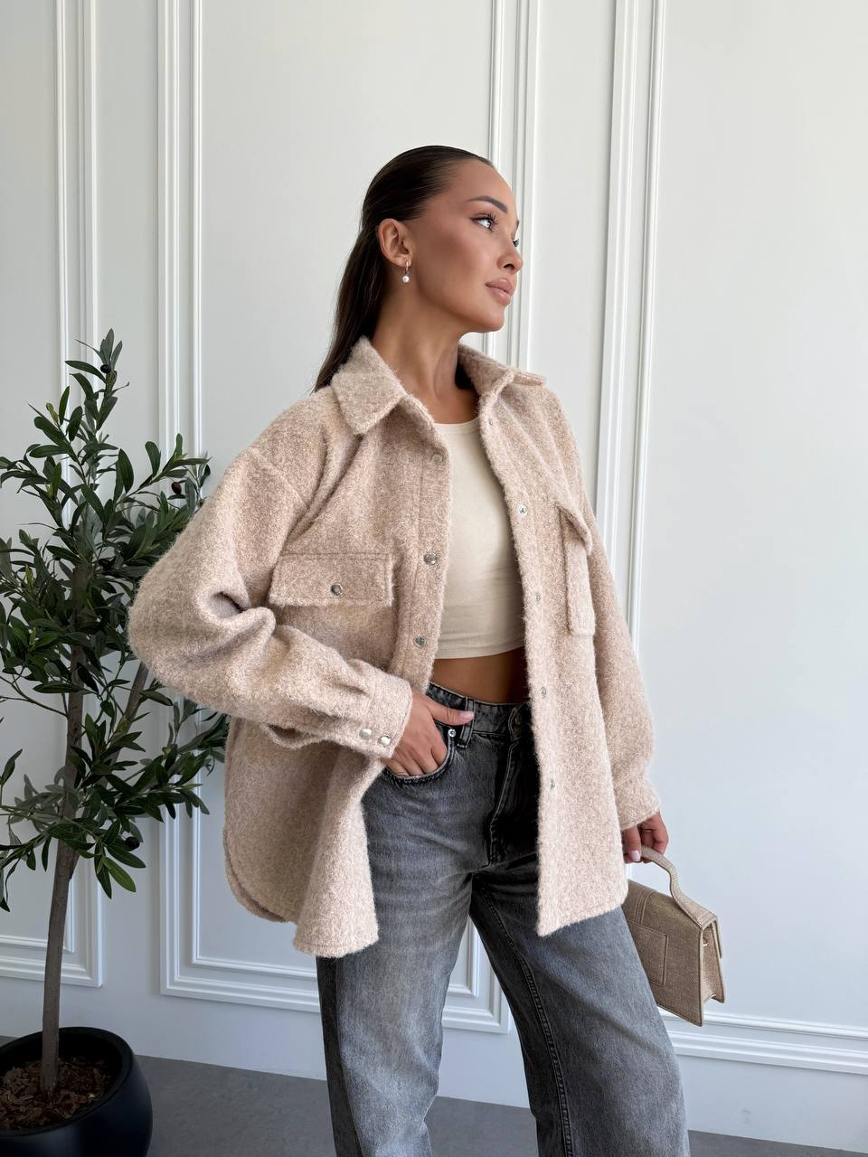 Жіноча сорочка з букле бежевого кольору 34127