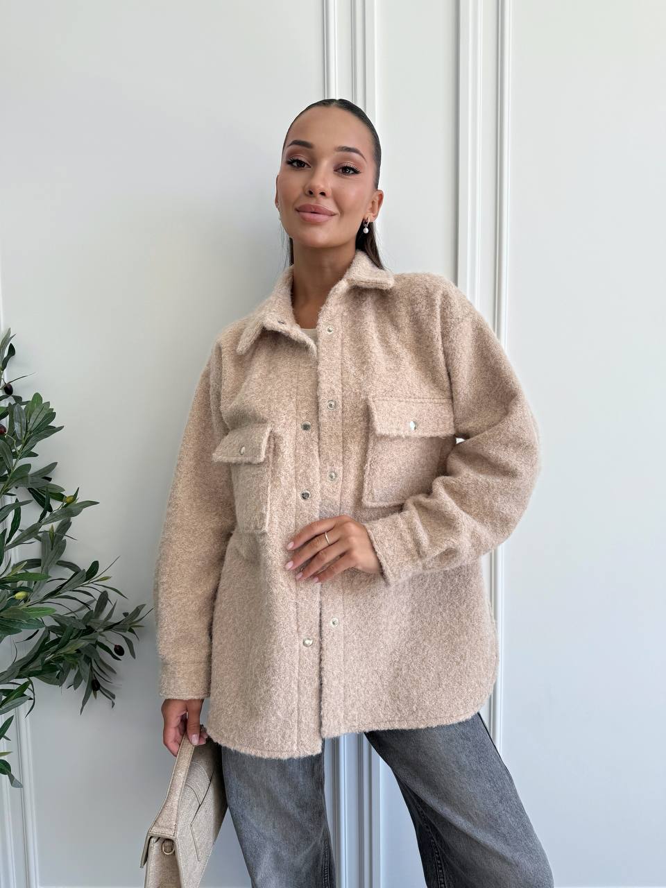 Жіноча сорочка з букле бежевого кольору 34127