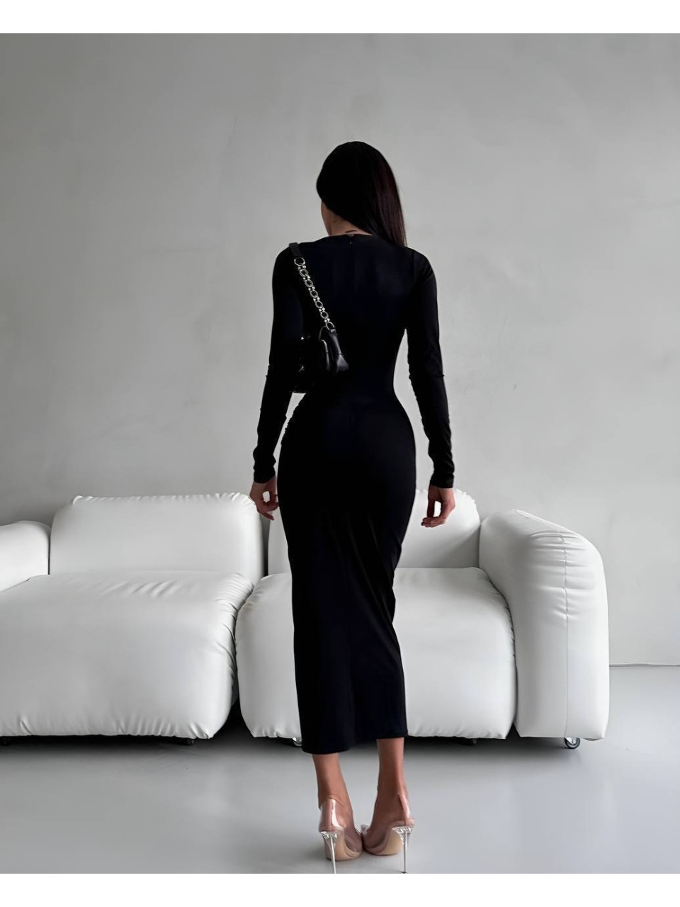 Жіноча сукня максі з горловиною чорного кольору 34821