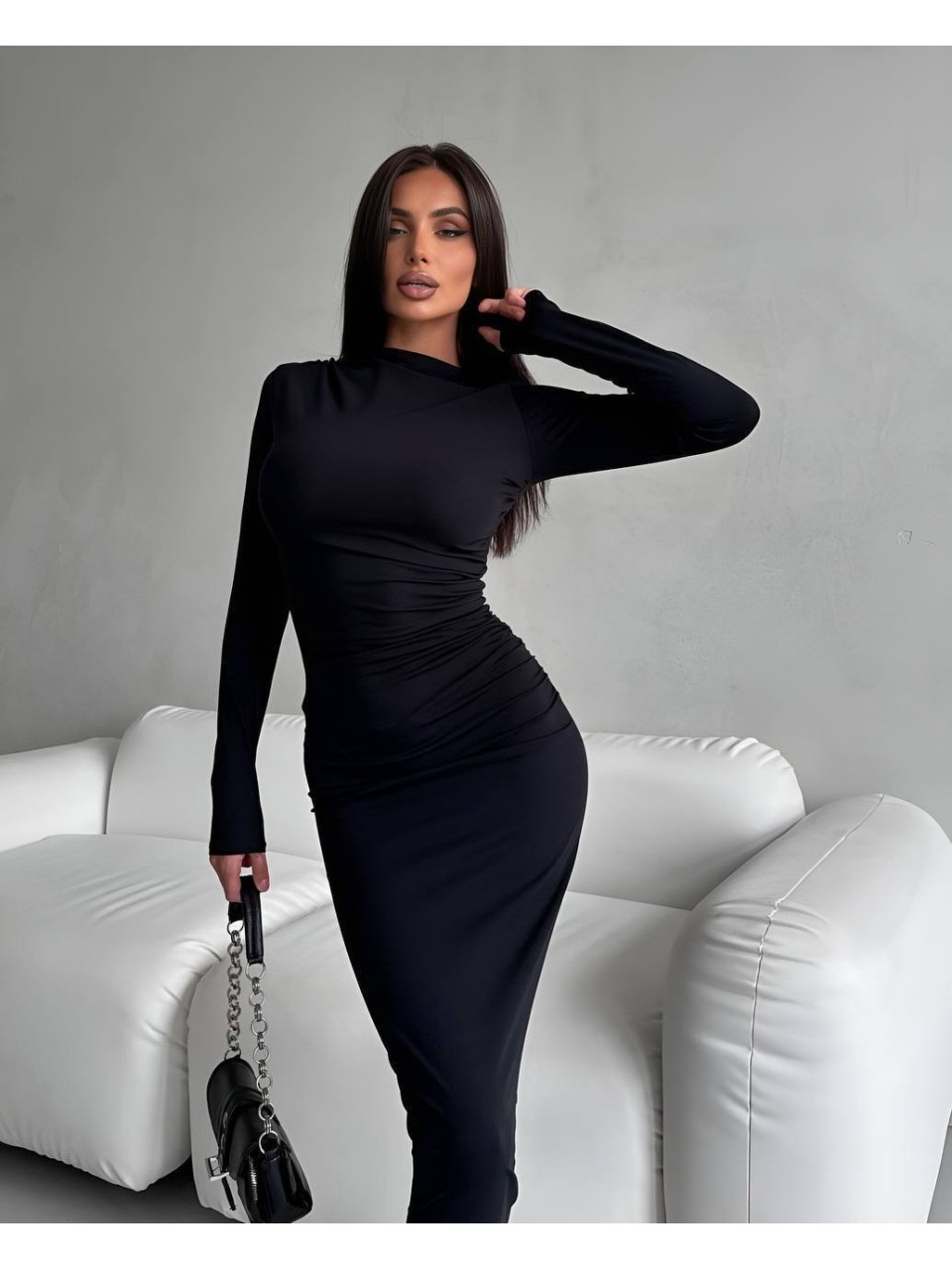 Жіноча сукня максі з горловиною чорного кольору 34821