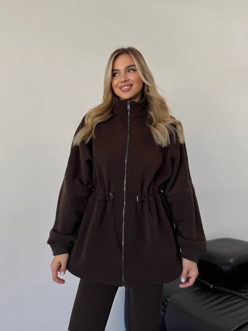 Жіноча тепла кофта на блискавці коричневого кольору 35792