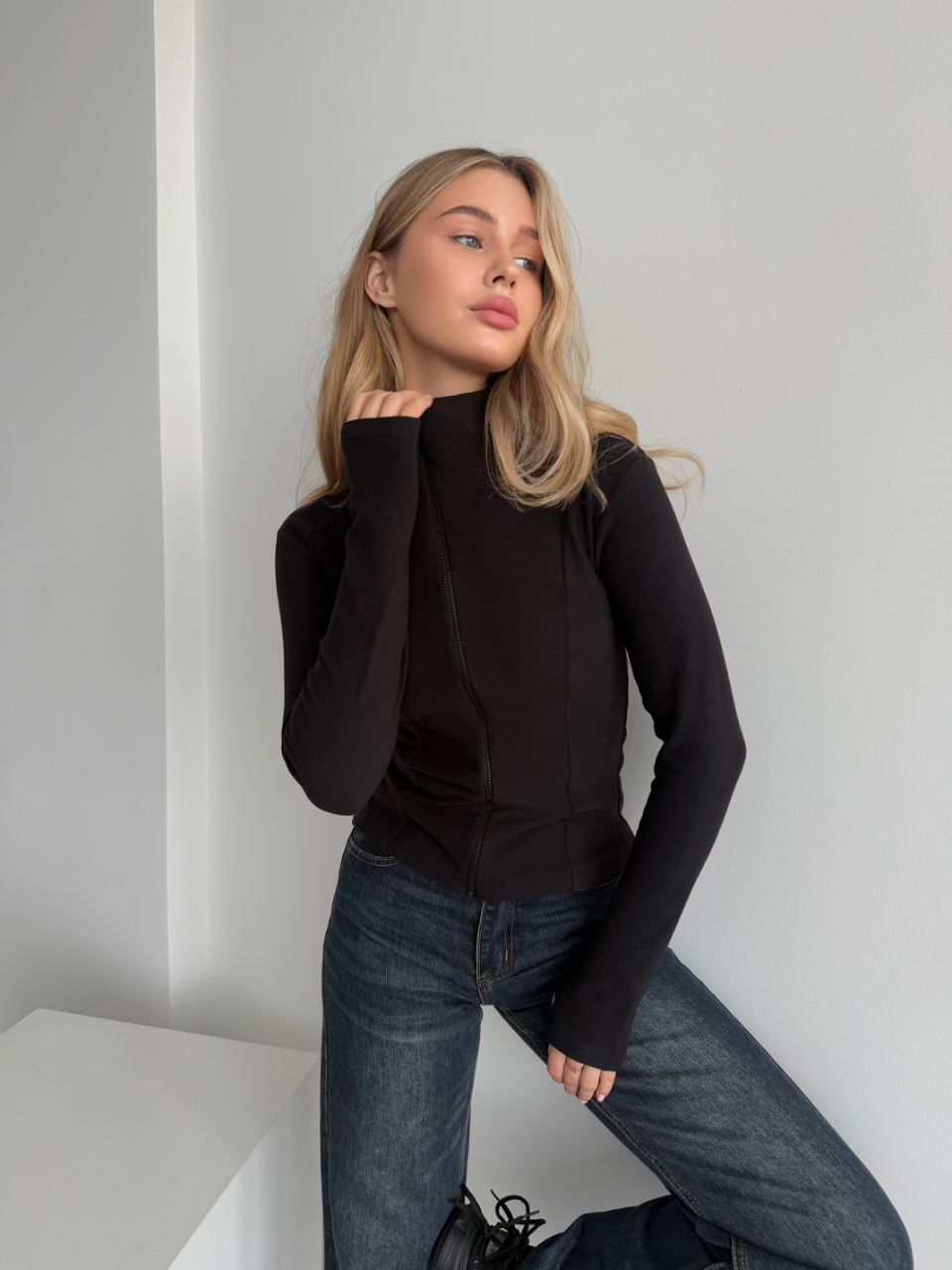 Женская теплая кофта на змейке черного цвета 35587