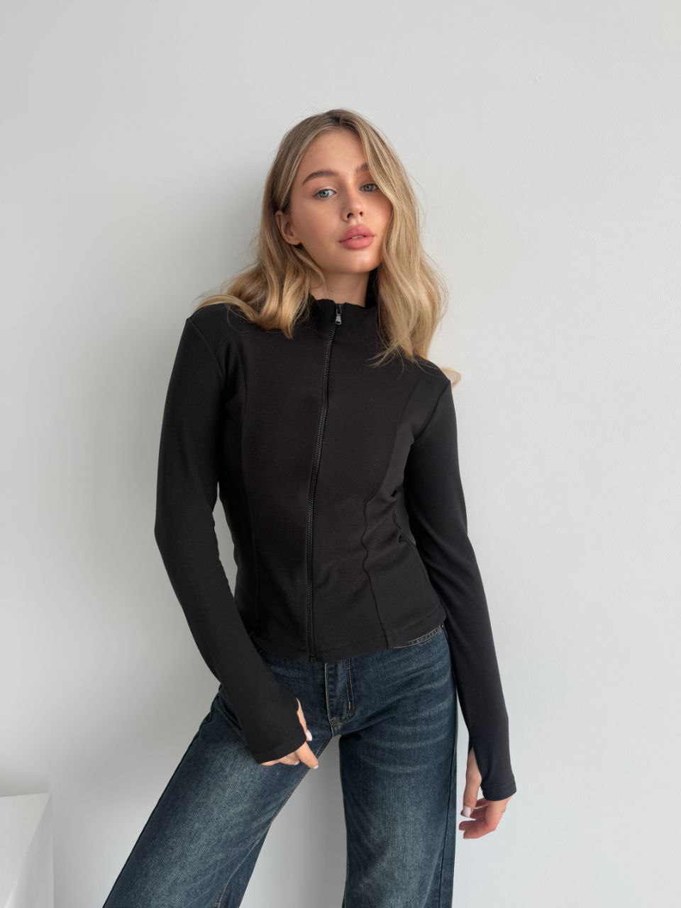 Женская теплая кофта на змейке черного цвета 35587