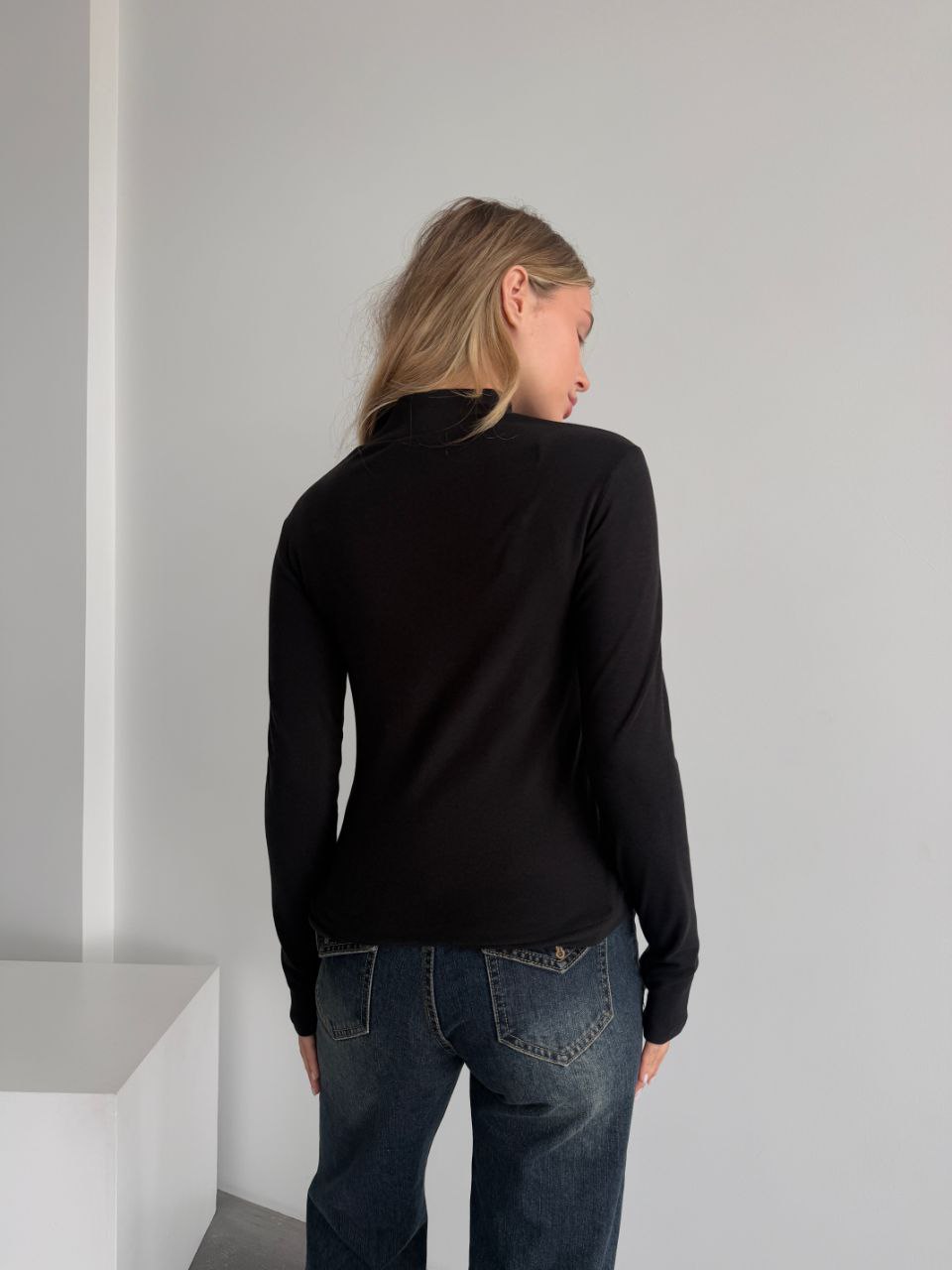 Женская теплая кофта на змейке черного цвета 35587