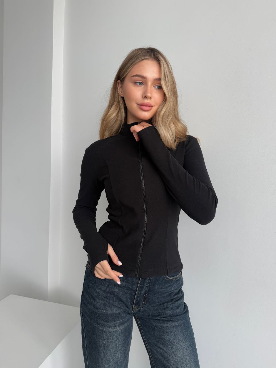 Женская теплая кофта на змейке черного цвета 35587