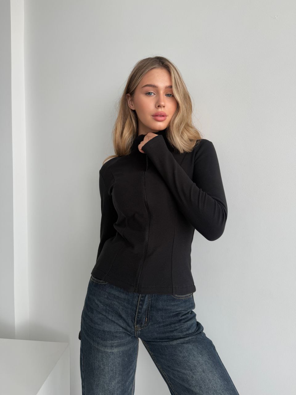 Женская теплая кофта на змейке черного цвета 35587