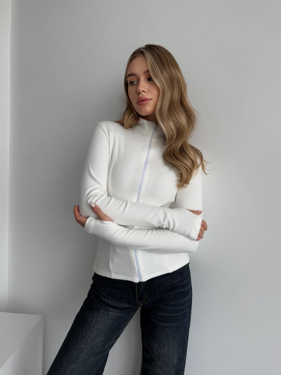 Женская теплая кофта на змейке молочного цвета 35591