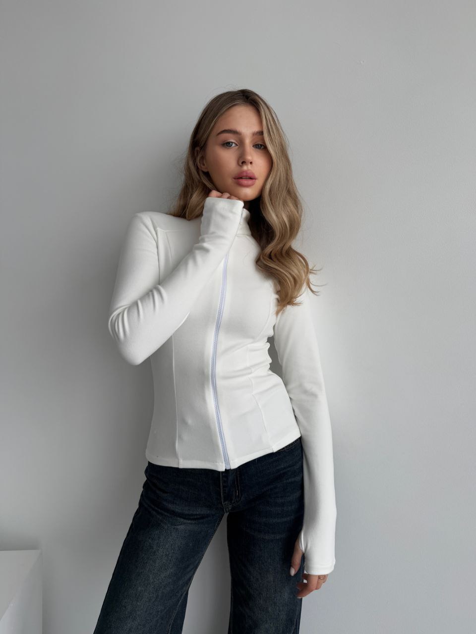 Женская теплая кофта на змейке молочного цвета 35591