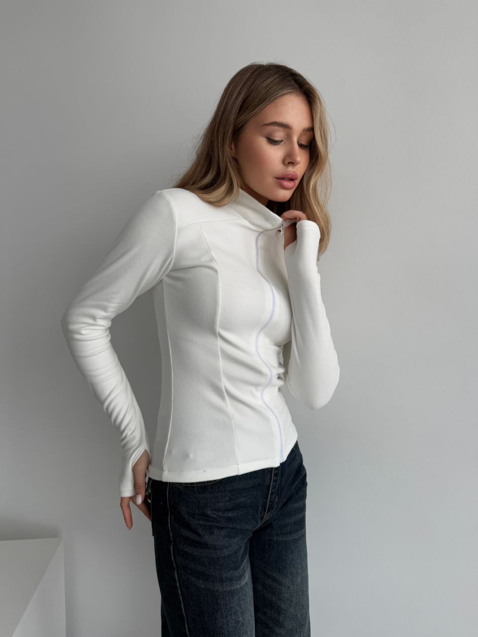 Женская теплая кофта на змейке молочного цвета 35591